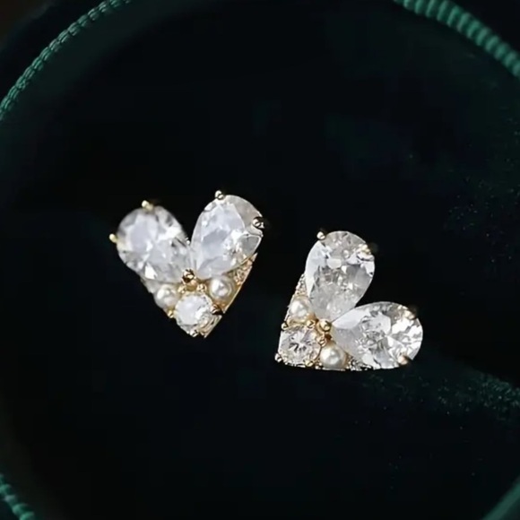 Cute mini Rhinestone Heart Earrings- Gold Tone - NEW - Picture 2 of 6